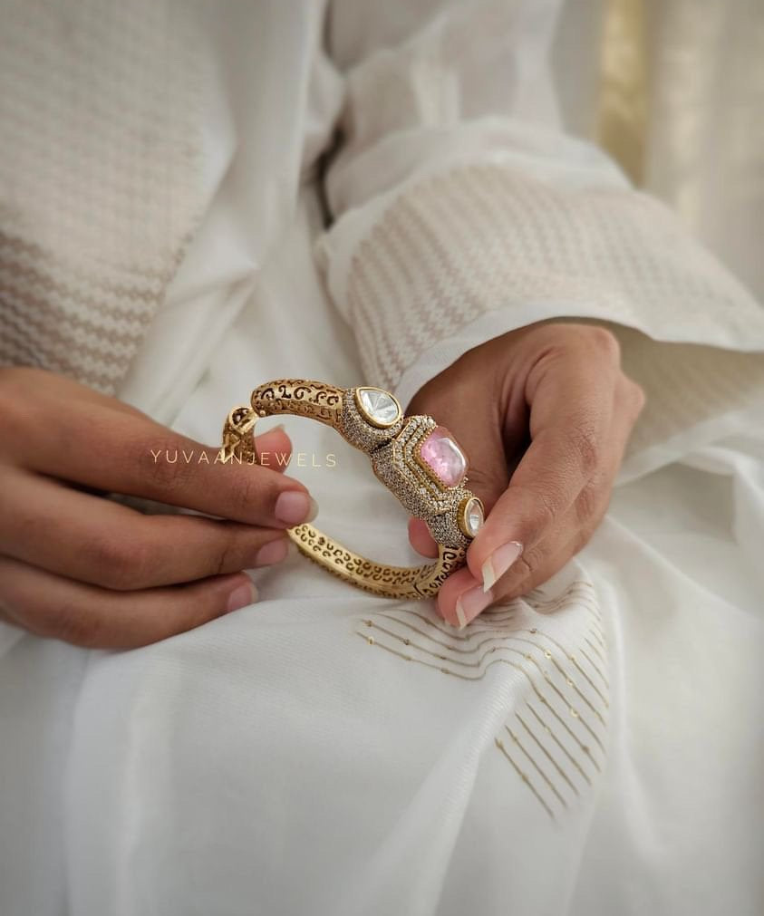Arohi Openable Quartz bangle