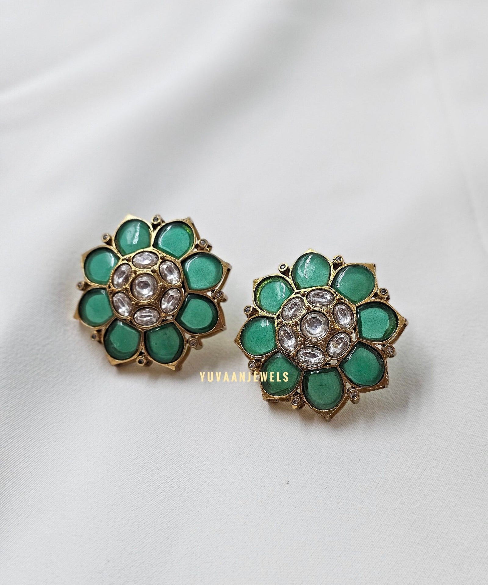 Avnatika polki studs