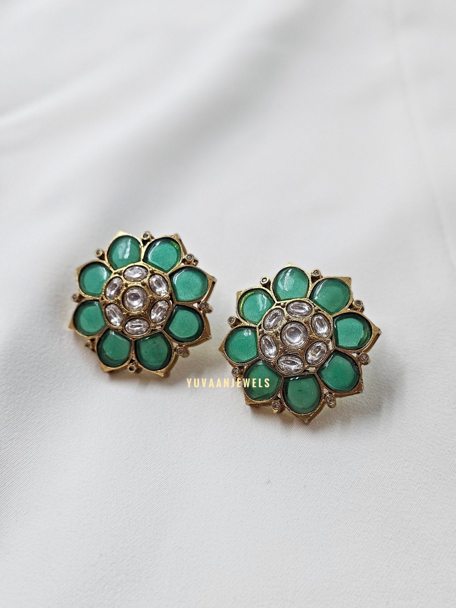 Avnatika polki studs