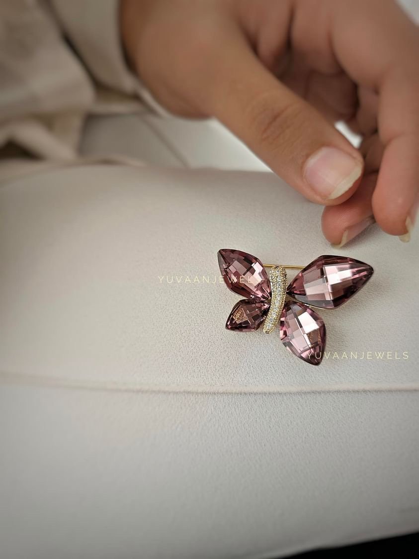Pink wings crystal Pin