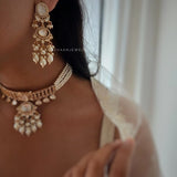Amelia Zadau pearl choker