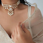 Amelia Zadau pearl choker