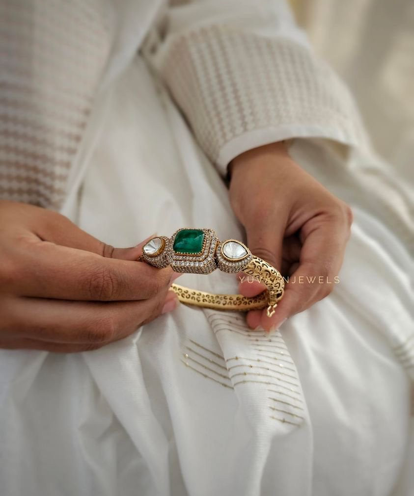 Arohi Openable Quartz bangle