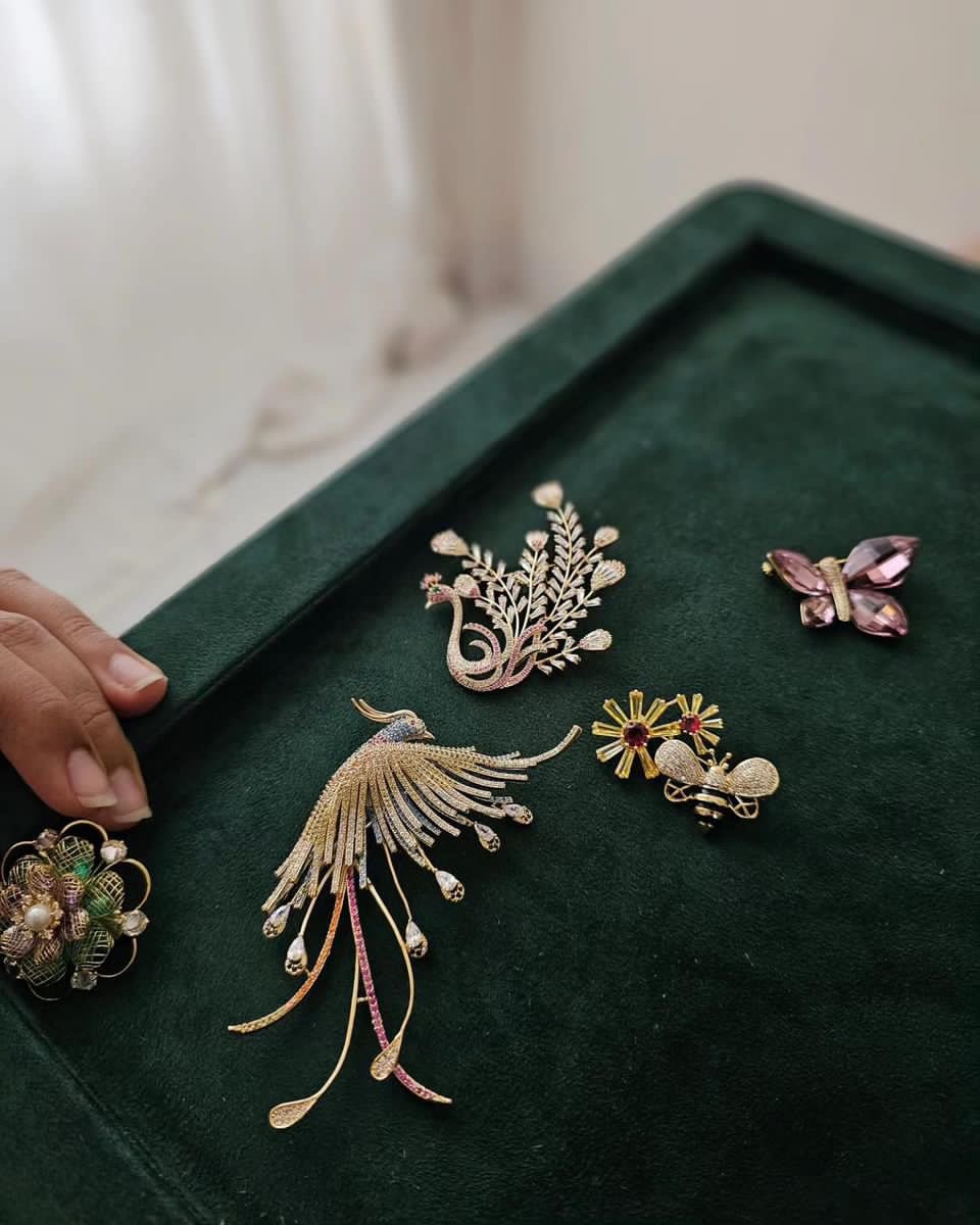 Pink wings crystal Pin