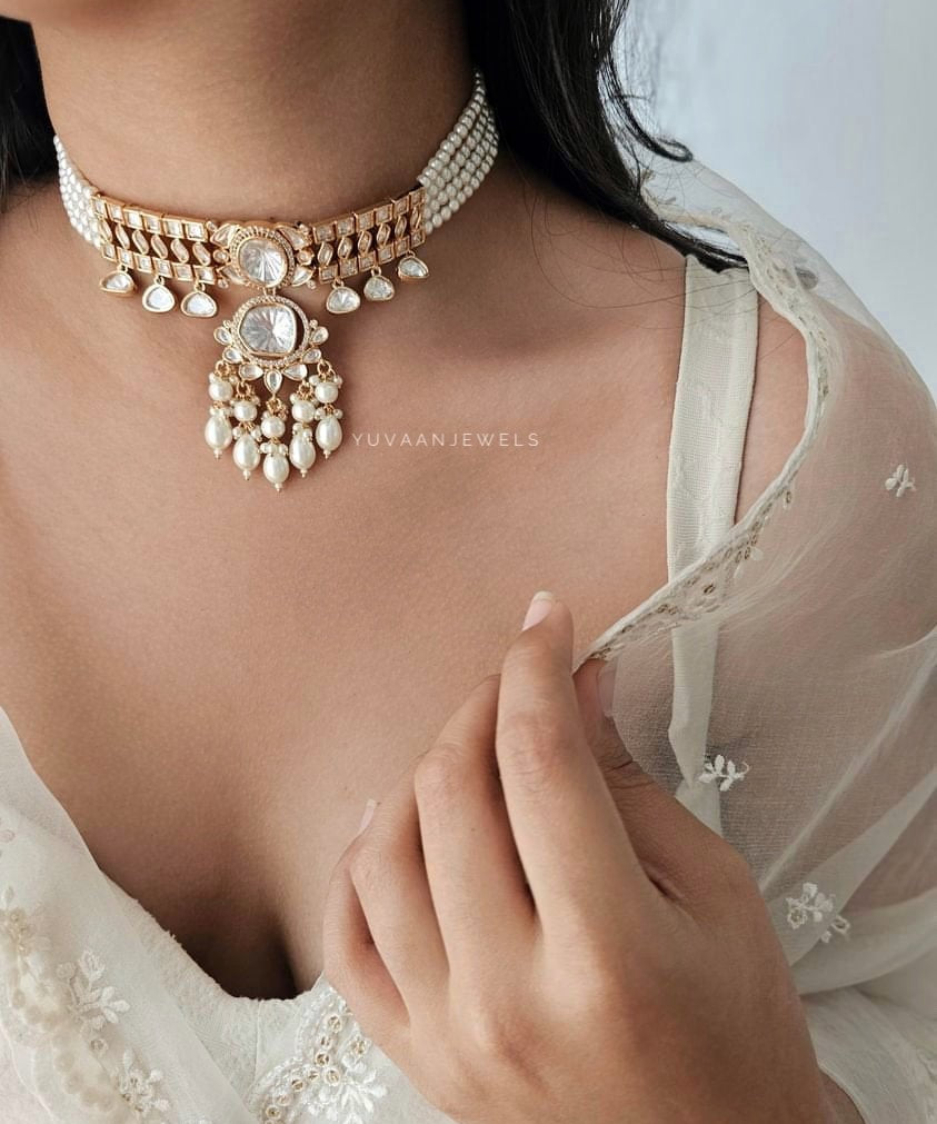 Amelia Zadau pearl choker