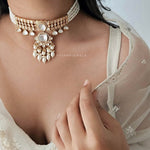 Amelia Zadau pearl choker