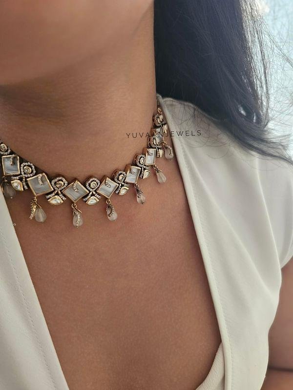 Elara – mother of pearl Necklace