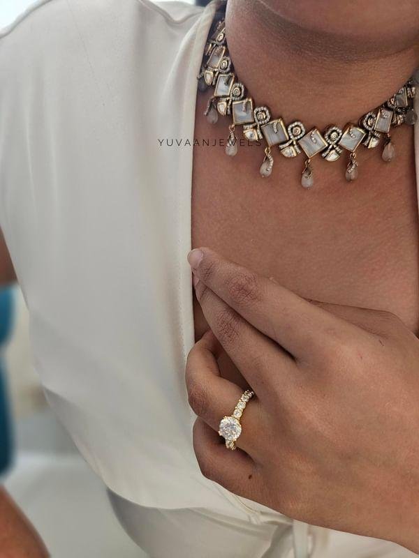 Elara – mother of pearl Necklace