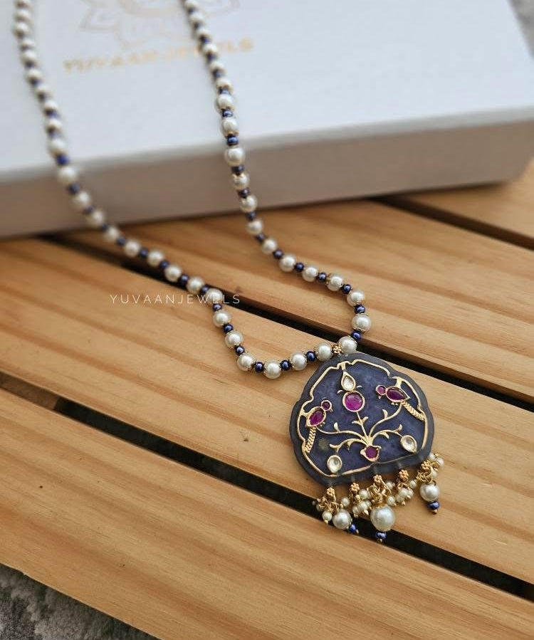 Evara long pearl necklace