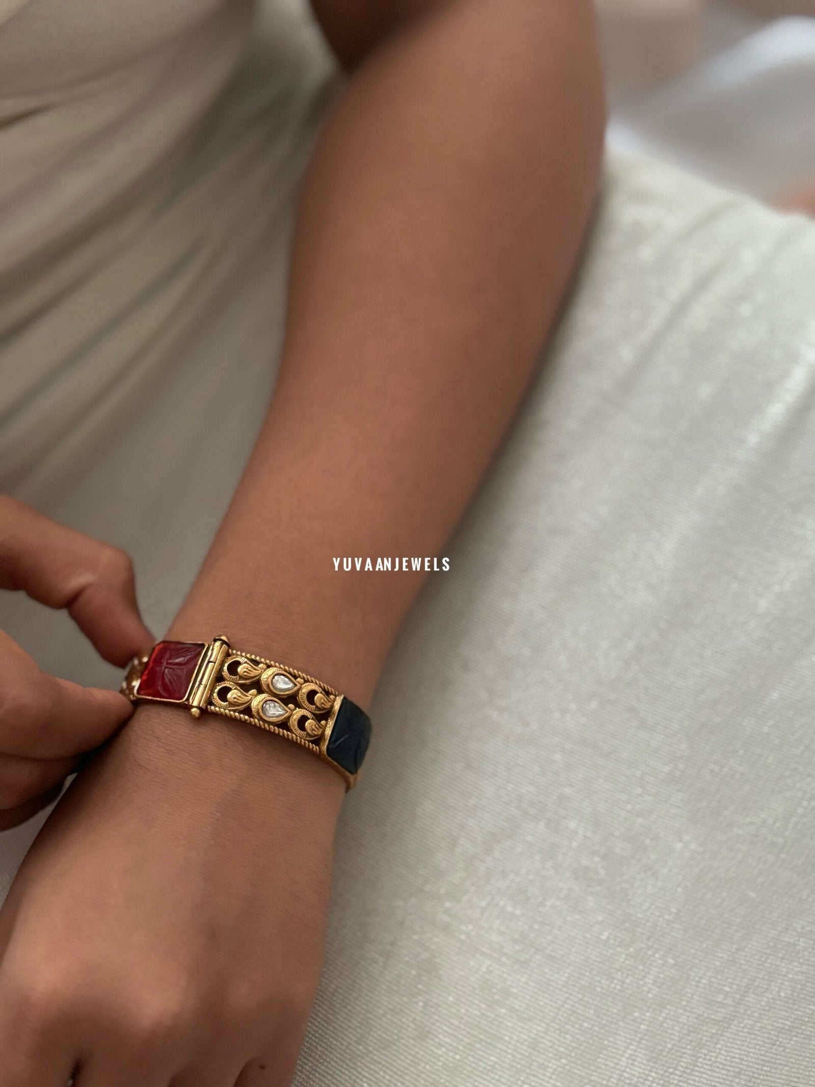 Myra openable bangle