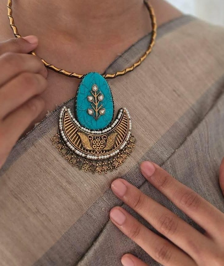 Delicate polki hasli worn with a saree