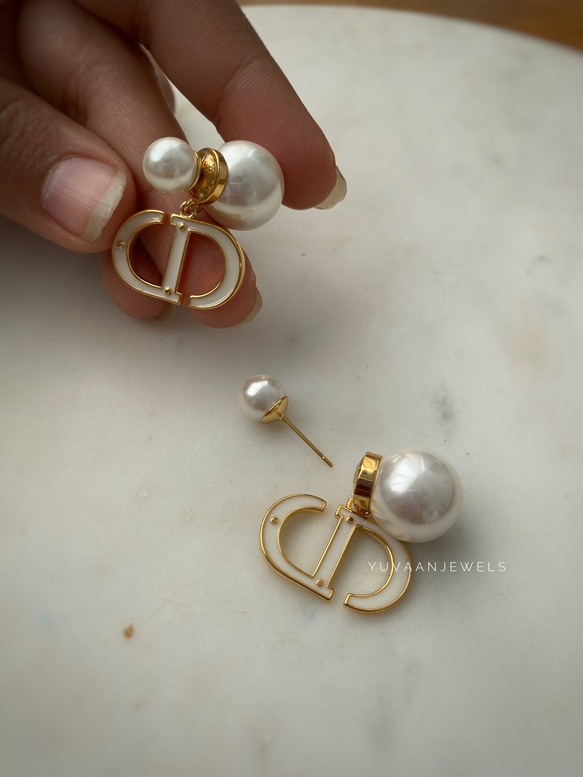 Della Pearl Earings Thumbnail