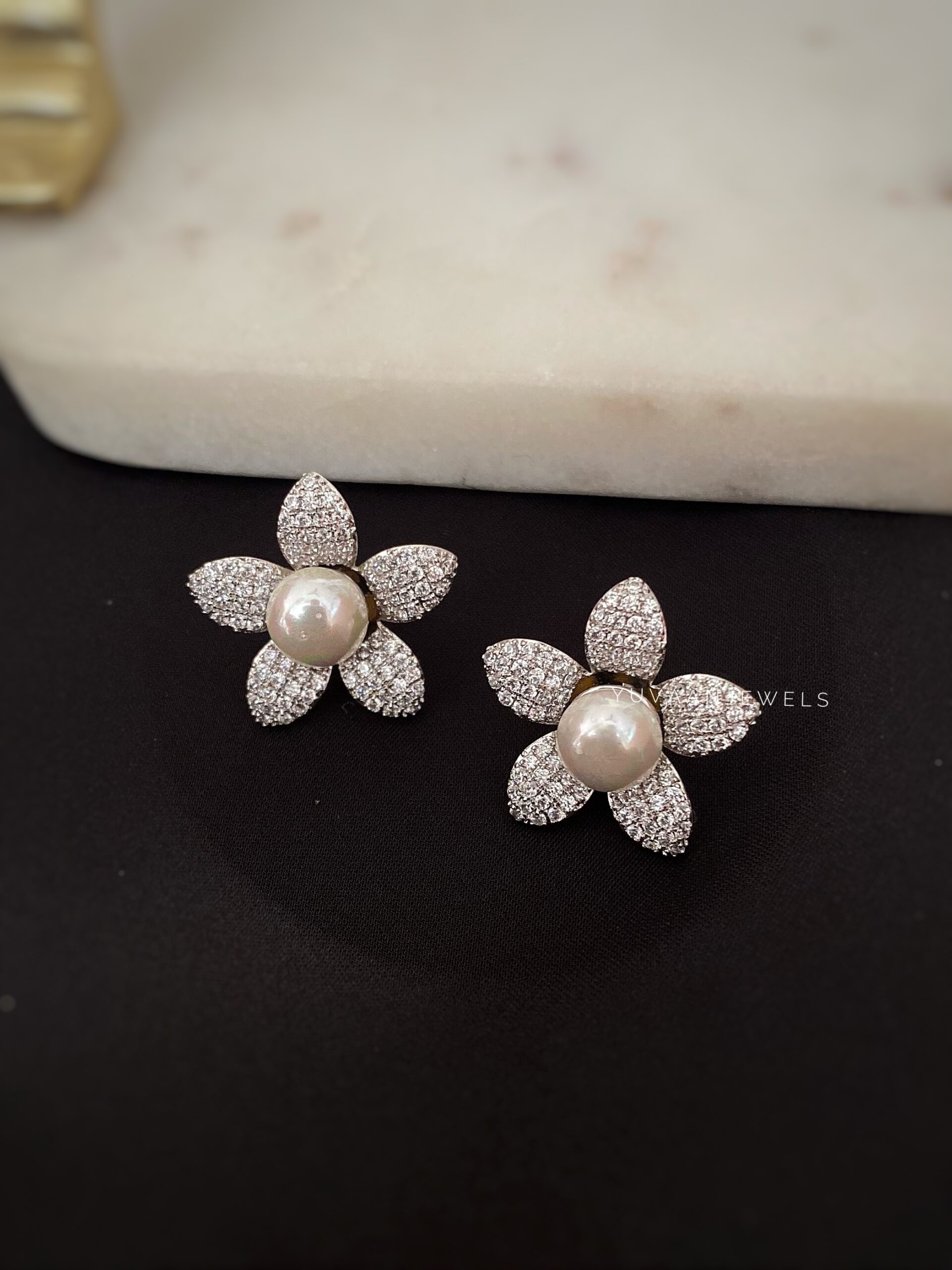 Lily flora studs Thumbnail