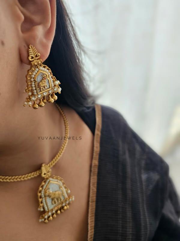 Mandira hasli Thumbnail