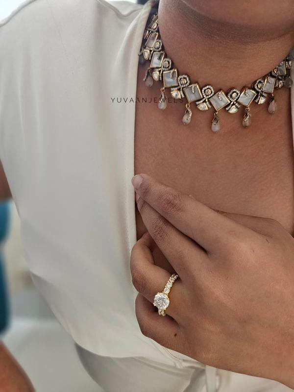 Elara - mother of pearl Necklace Thumbnail