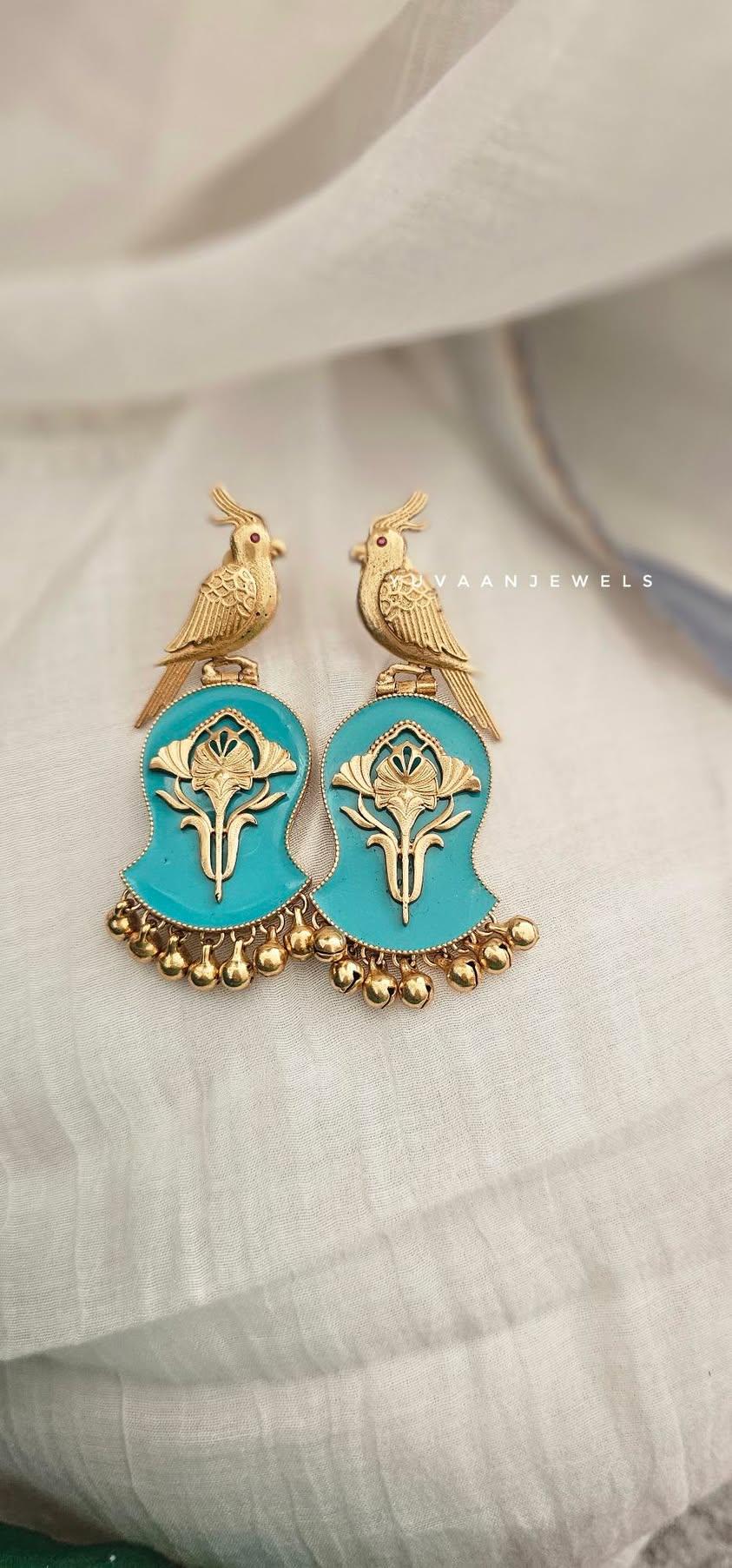 Halia bird motif handcrafted earring Thumbnail