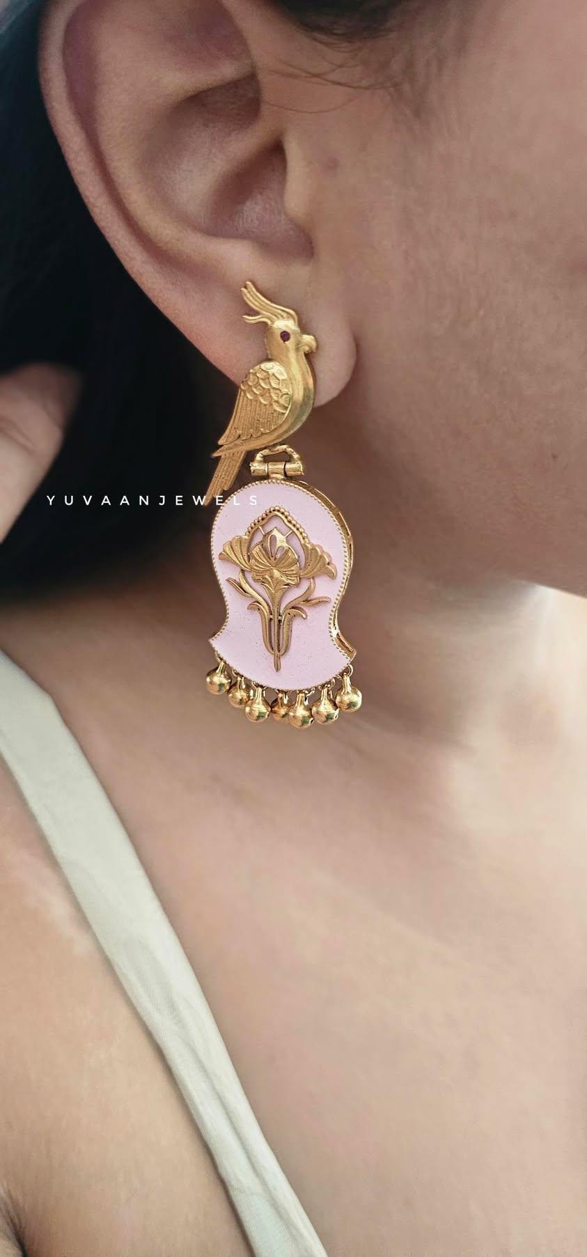 Halia bird motif handcrafted earring Thumbnail