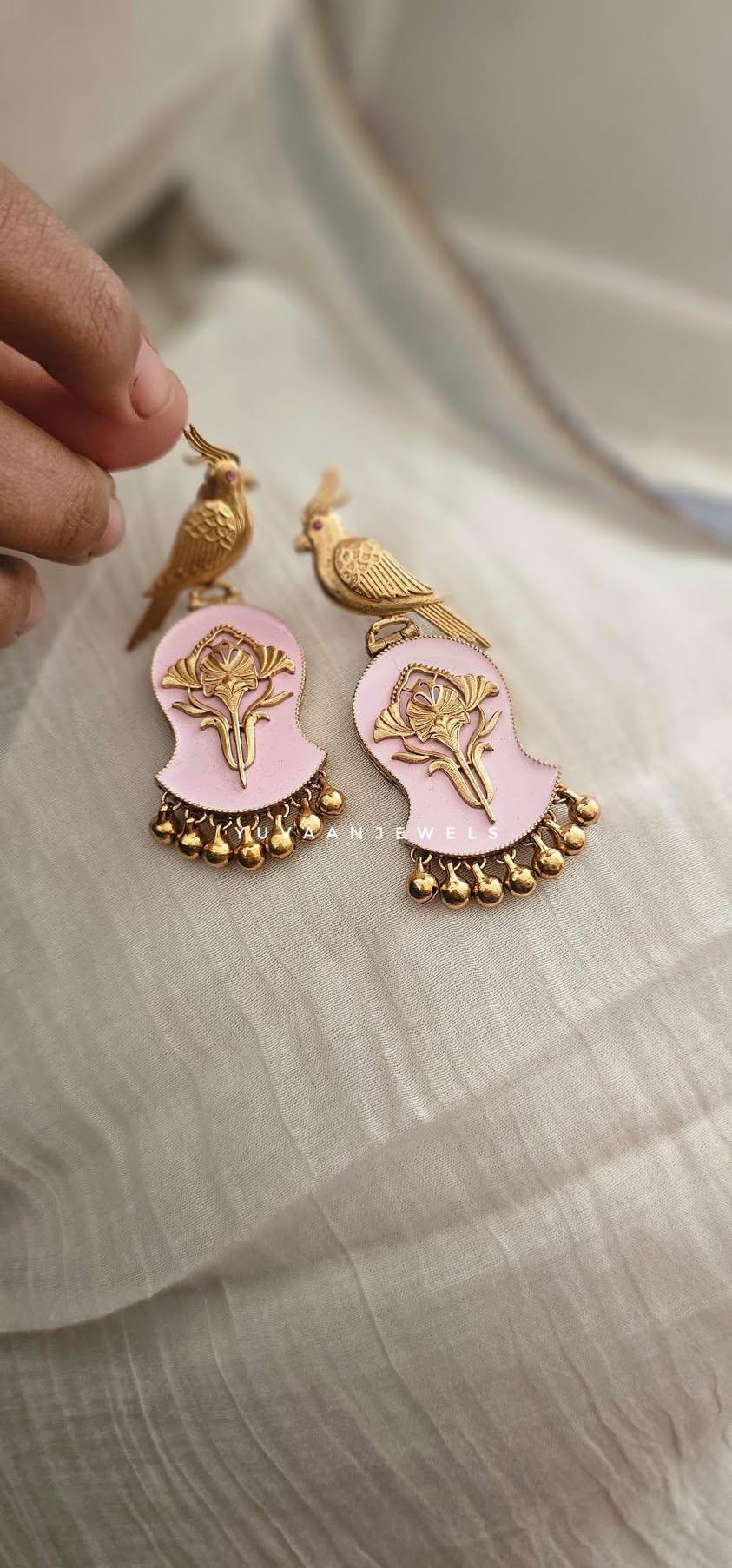 Halia bird motif handcrafted earring Thumbnail