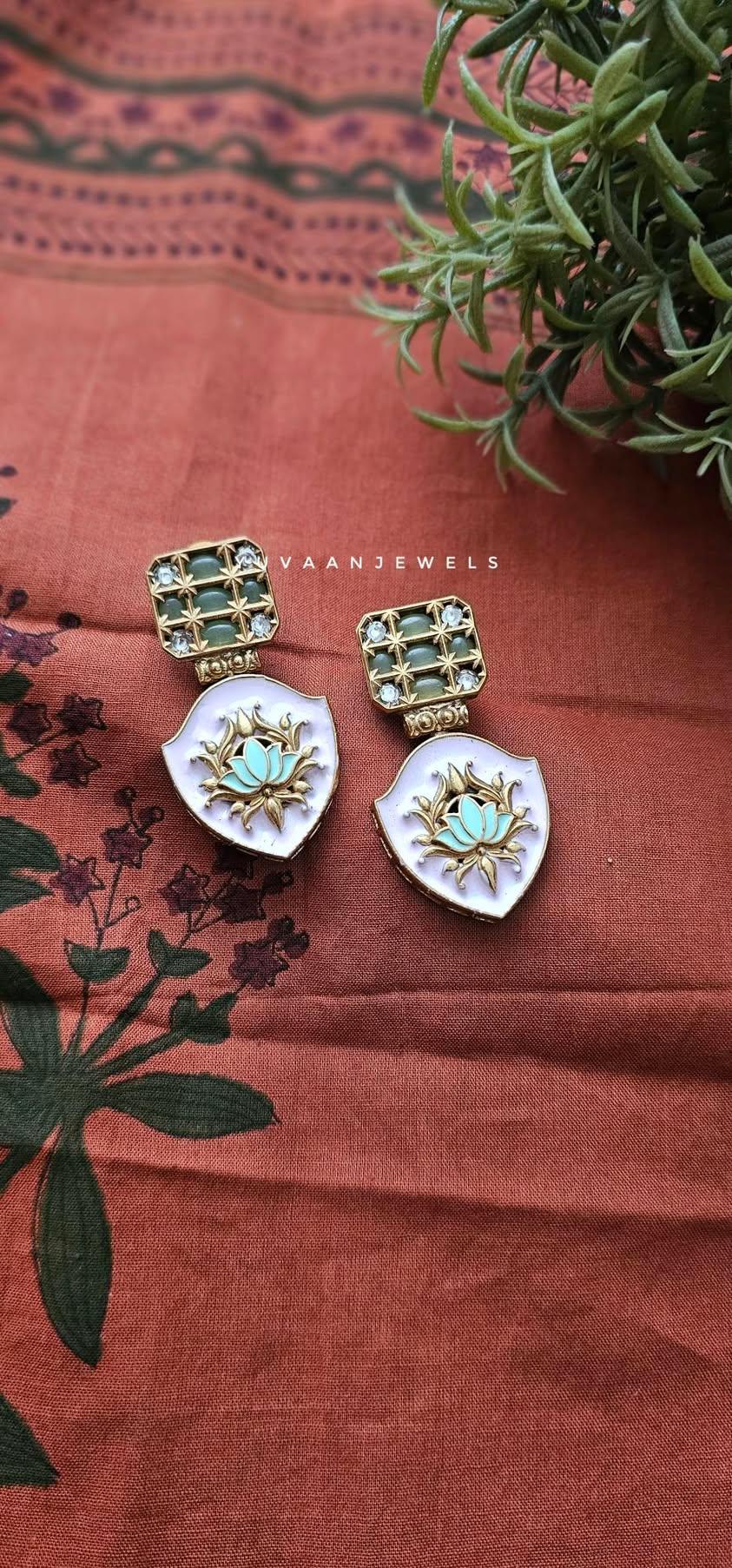 Farah handcrafted earring Thumbnail