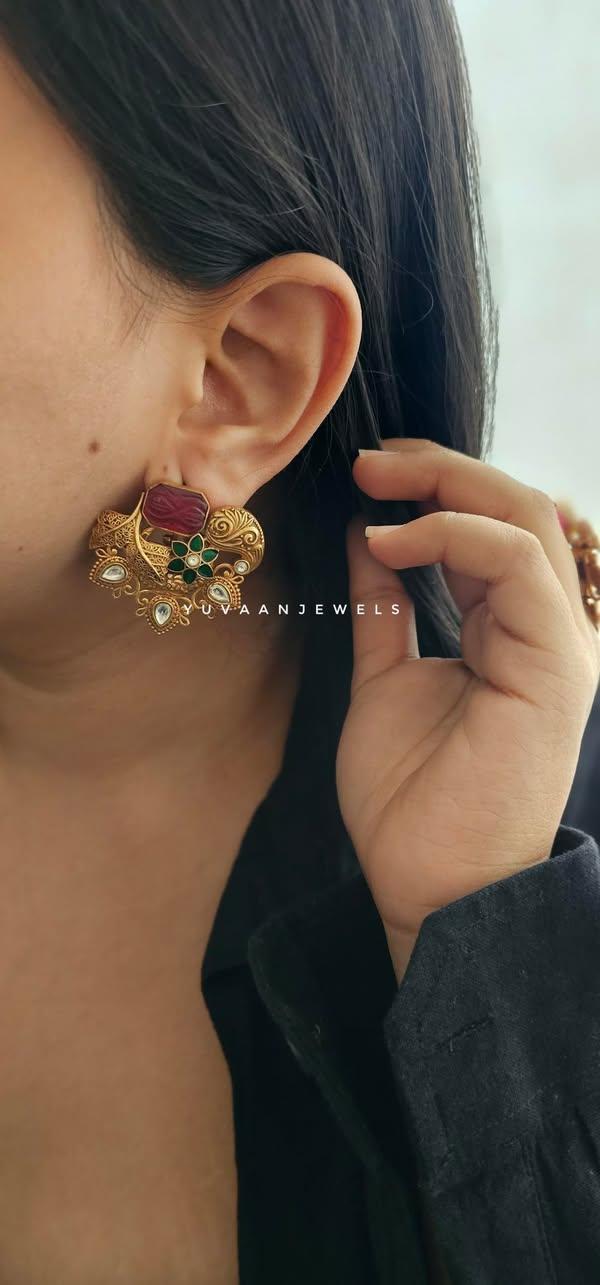 Vayna studs Thumbnail