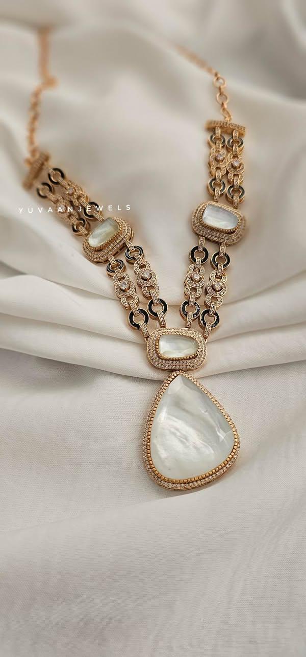 Riona quartz necklace Thumbnail