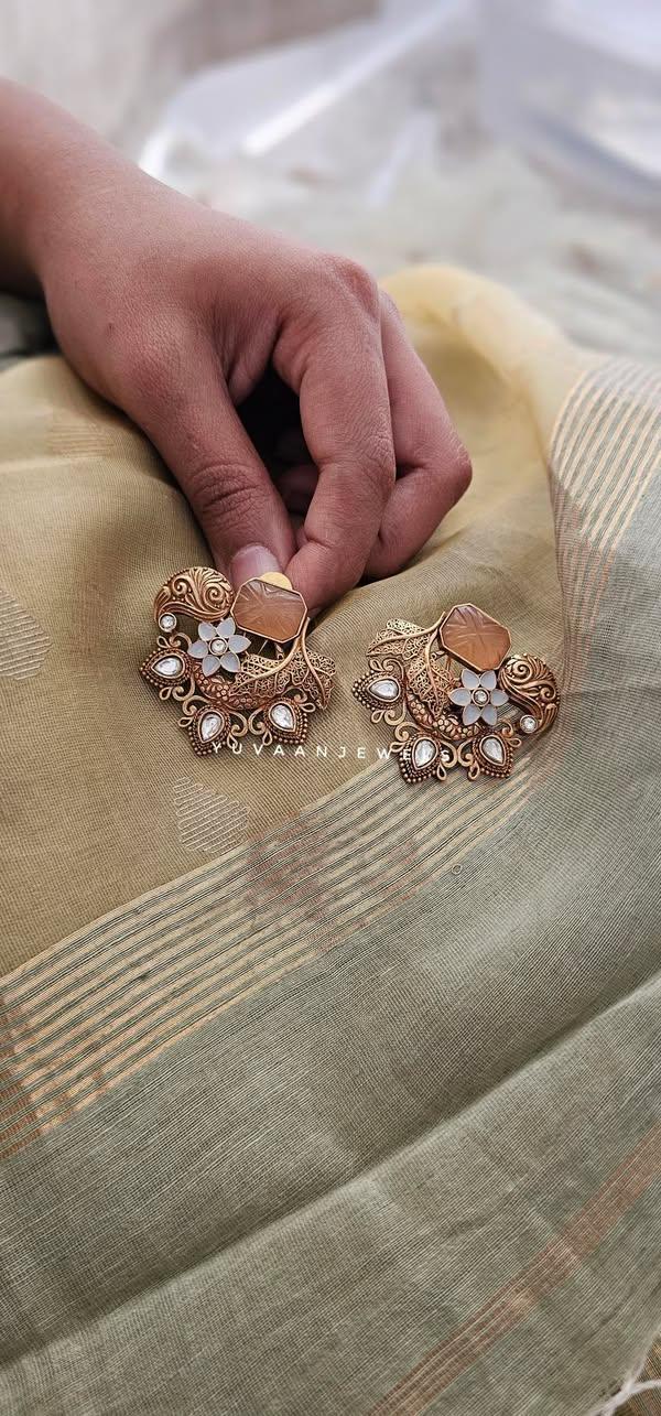 Vayna studs Thumbnail