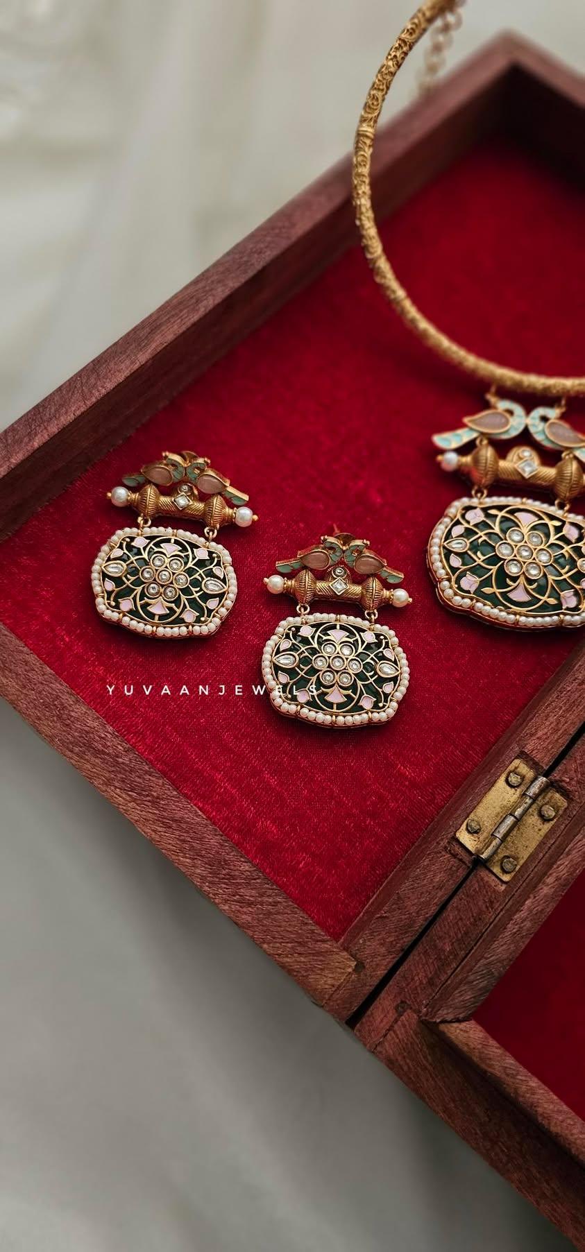 Ridhha hasli necklace Thumbnail