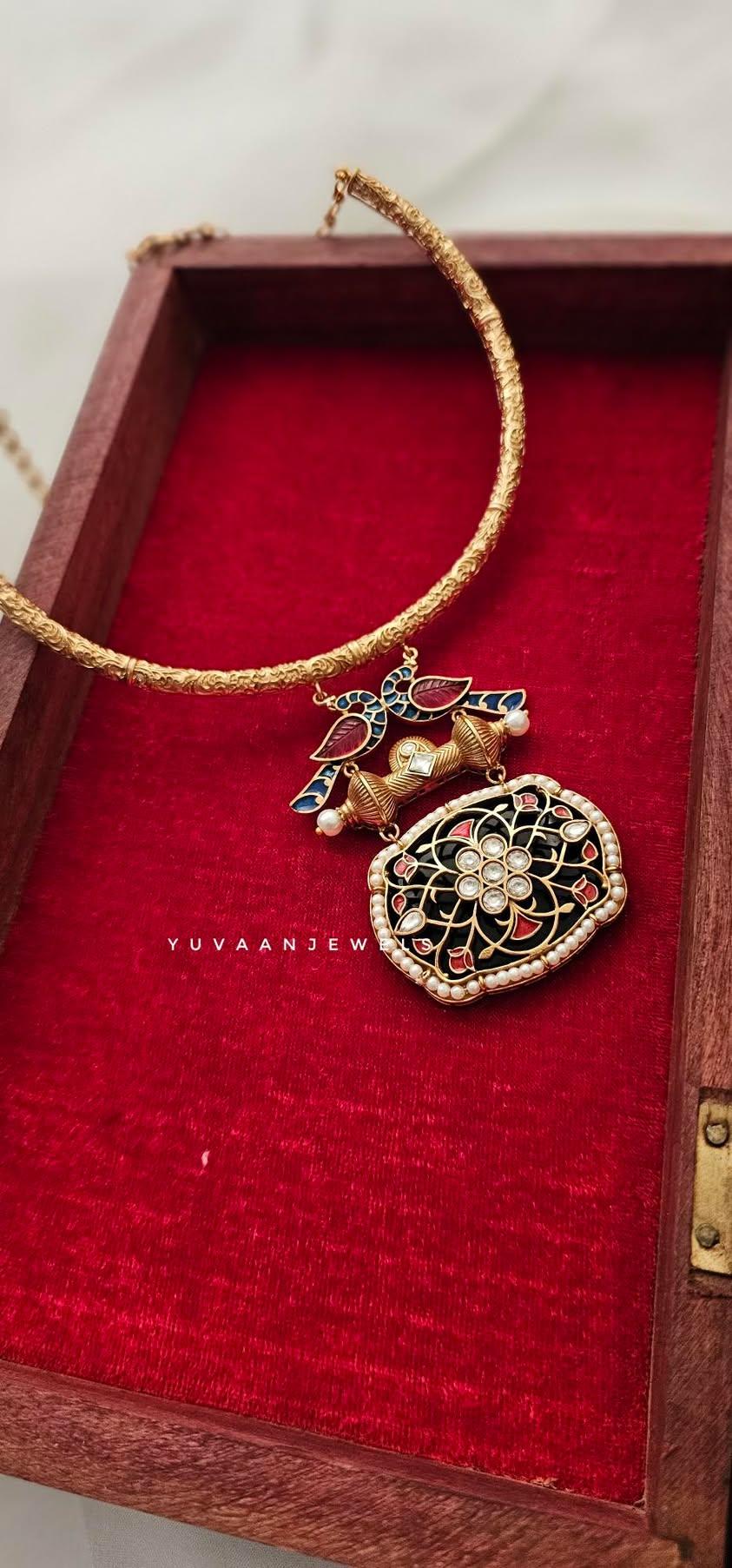 Ridhha hasli necklace Thumbnail