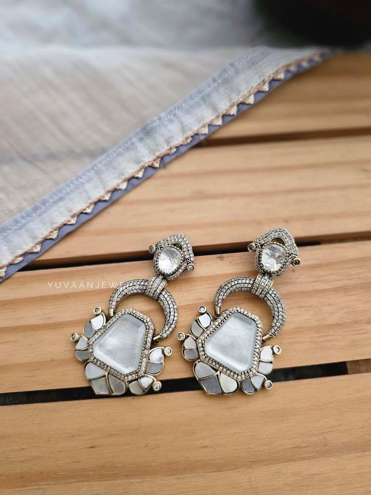 Kaushika quartz earrings Thumbnail