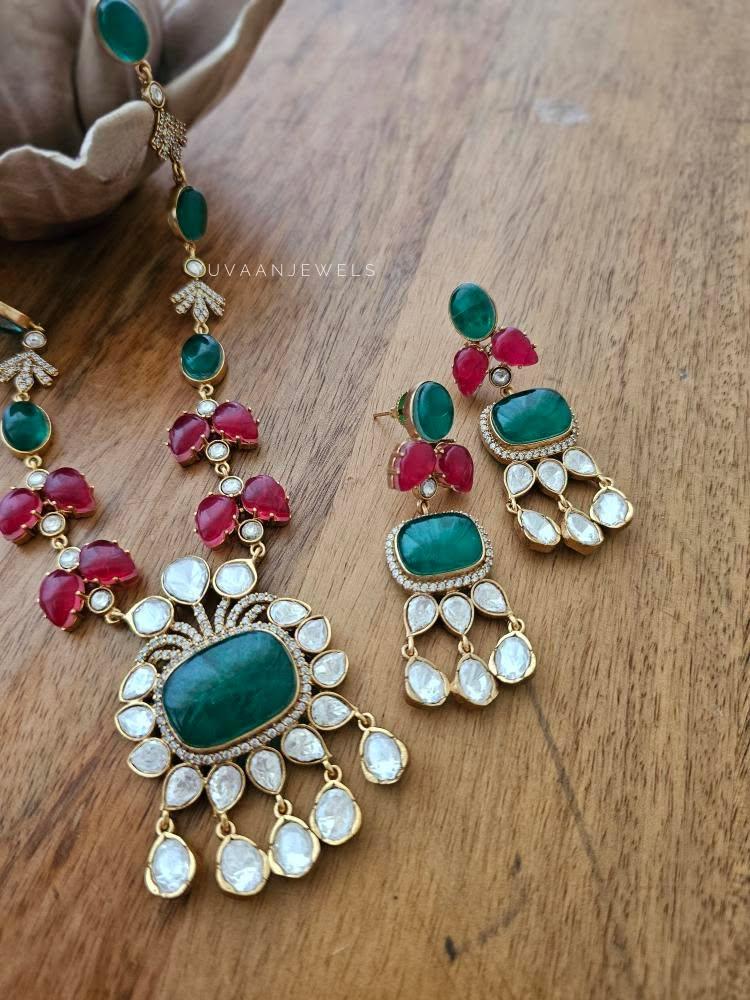 Aghna quartz and polki necklace Thumbnail