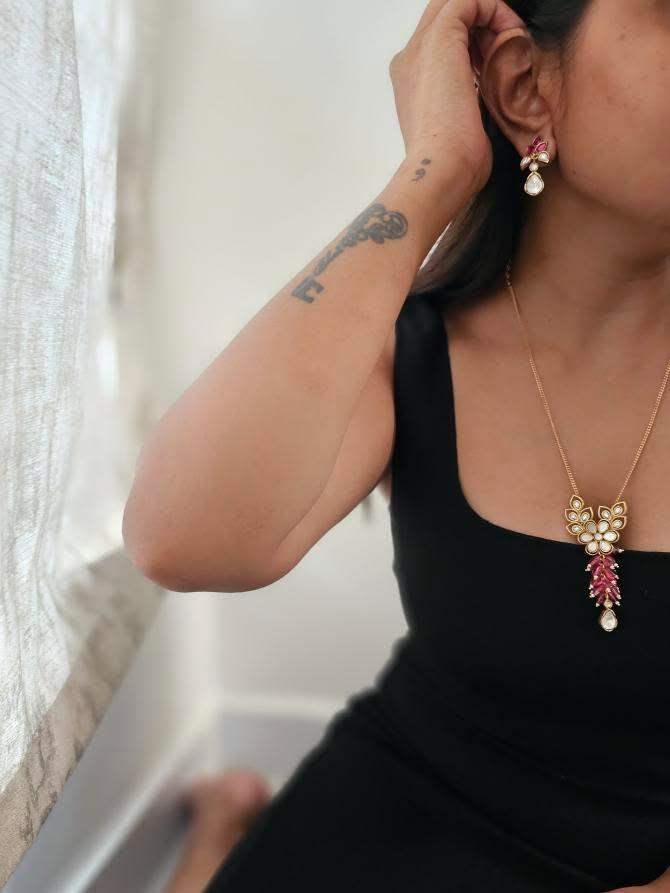Vidhisha handcrafted delicate necklace Thumbnail