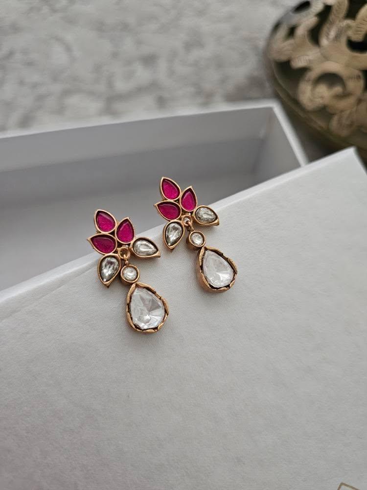 Vidhisha handcrafted delicate necklace Thumbnail