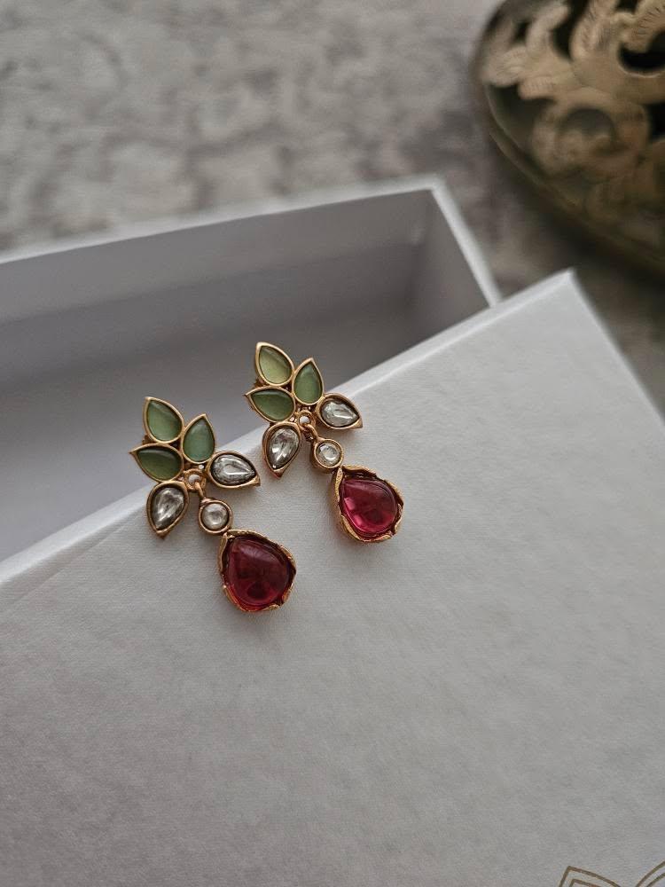 Vidhisha handcrafted delicate necklace Thumbnail