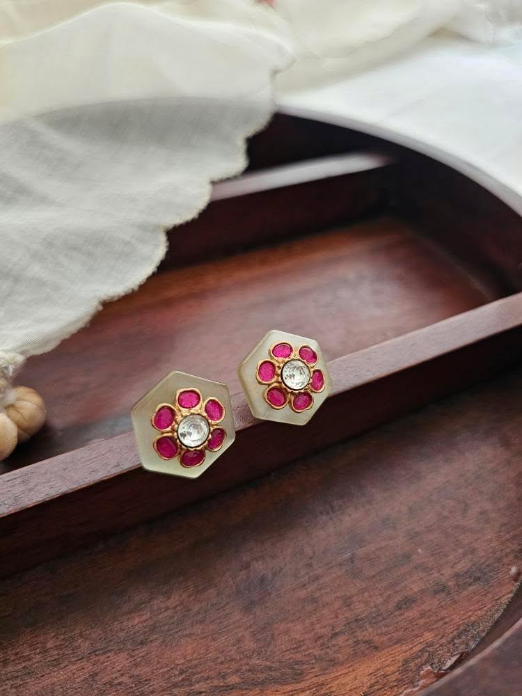 Vagmi quartz studs Thumbnail