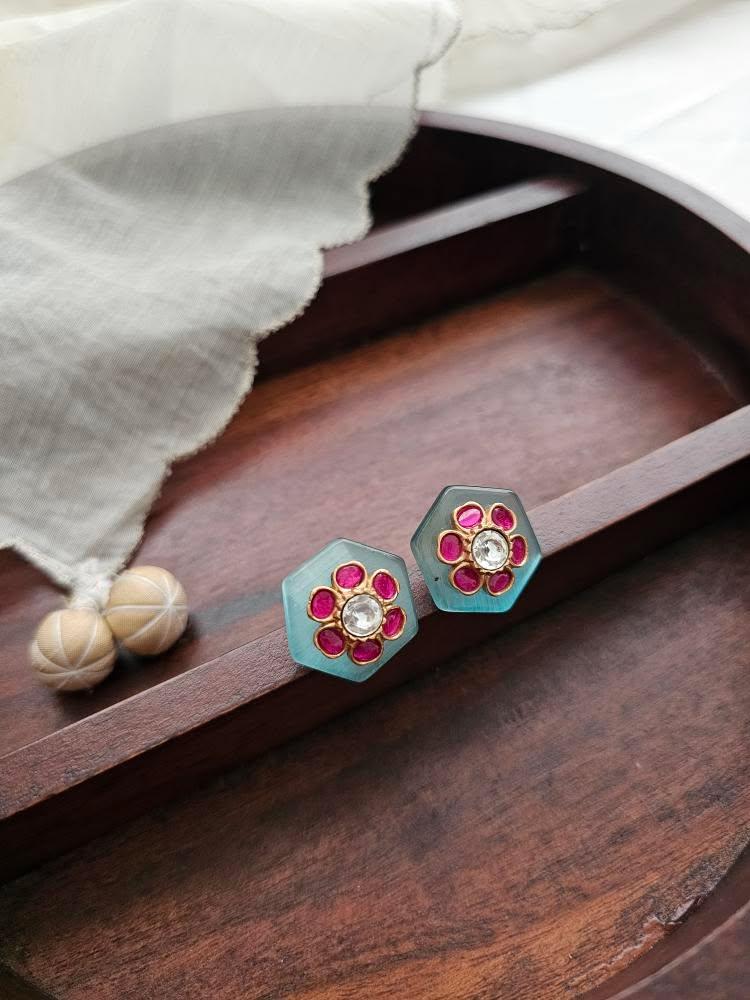 Vagmi quartz studs Thumbnail