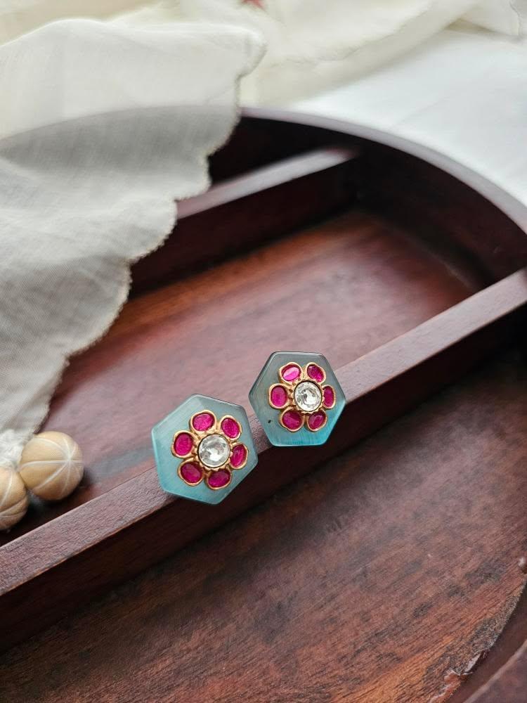 Vagmi quartz studs Thumbnail