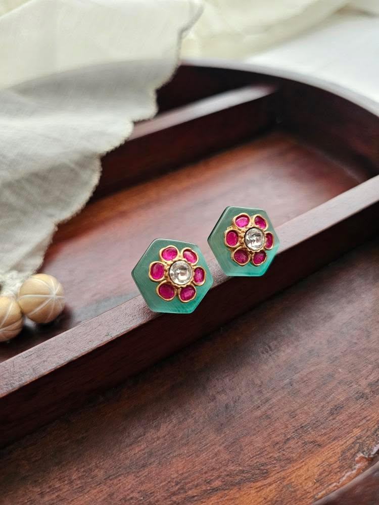 Vagmi quartz studs Thumbnail