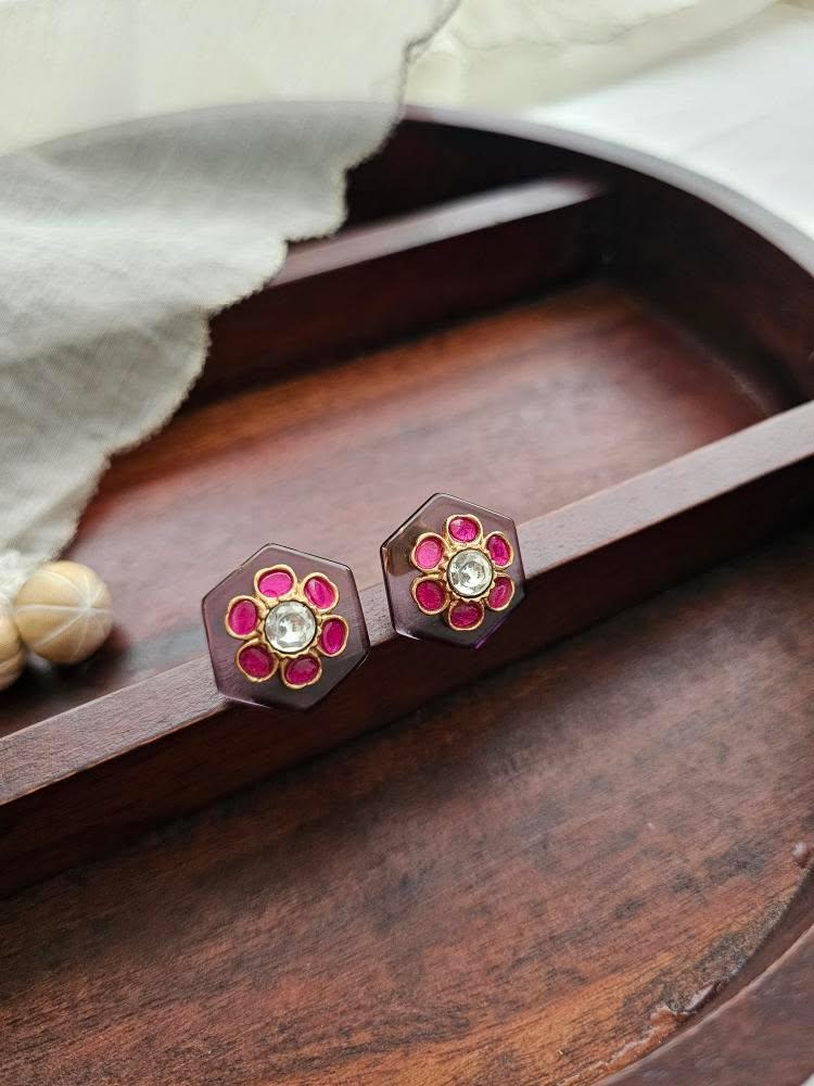 Vagmi quartz studs Thumbnail