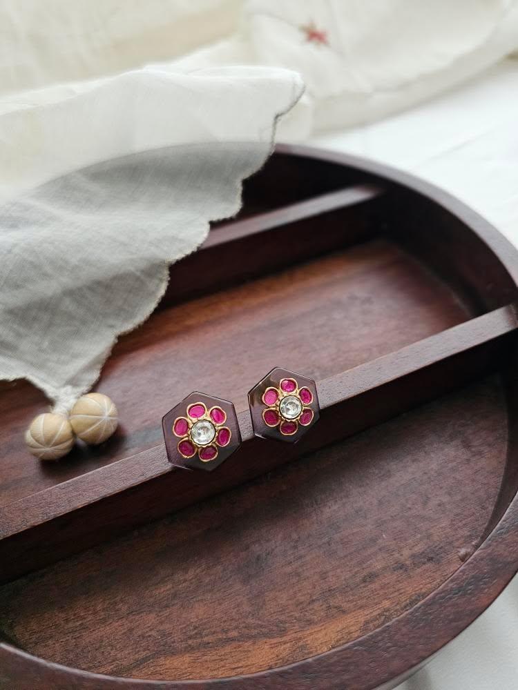 Vagmi quartz studs Thumbnail