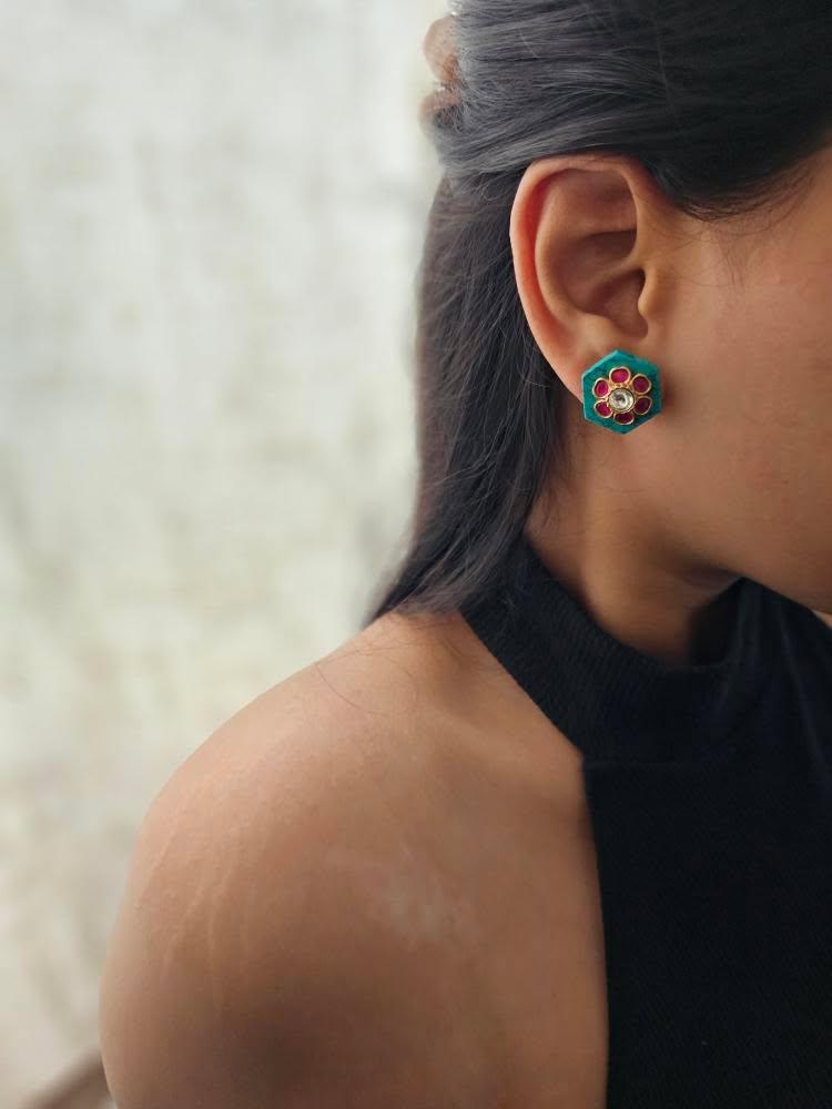 Vagmi quartz studs Thumbnail