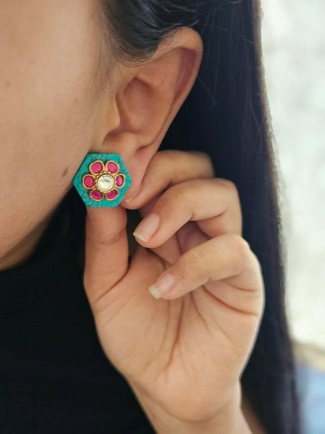 Vagmi quartz studs Thumbnail