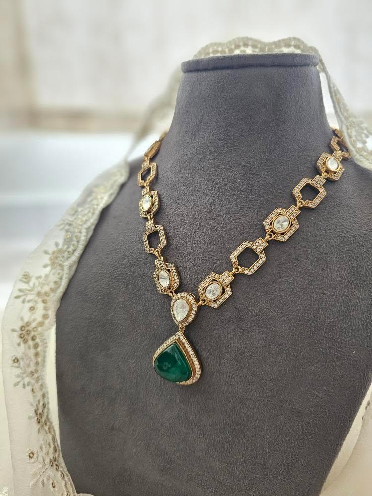 Mrinaali quartz necklace Thumbnail