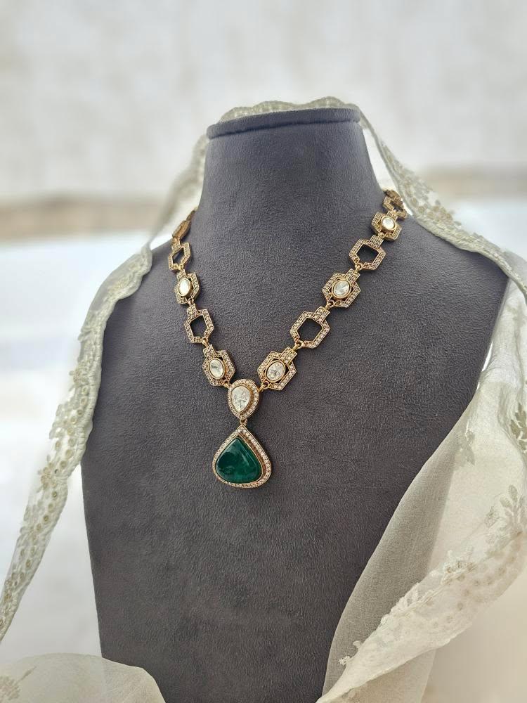 Mrinaali quartz necklace Thumbnail