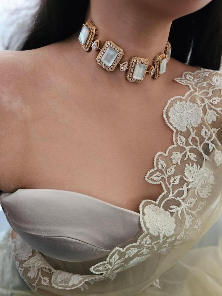 Abidah quartz  choker Thumbnail