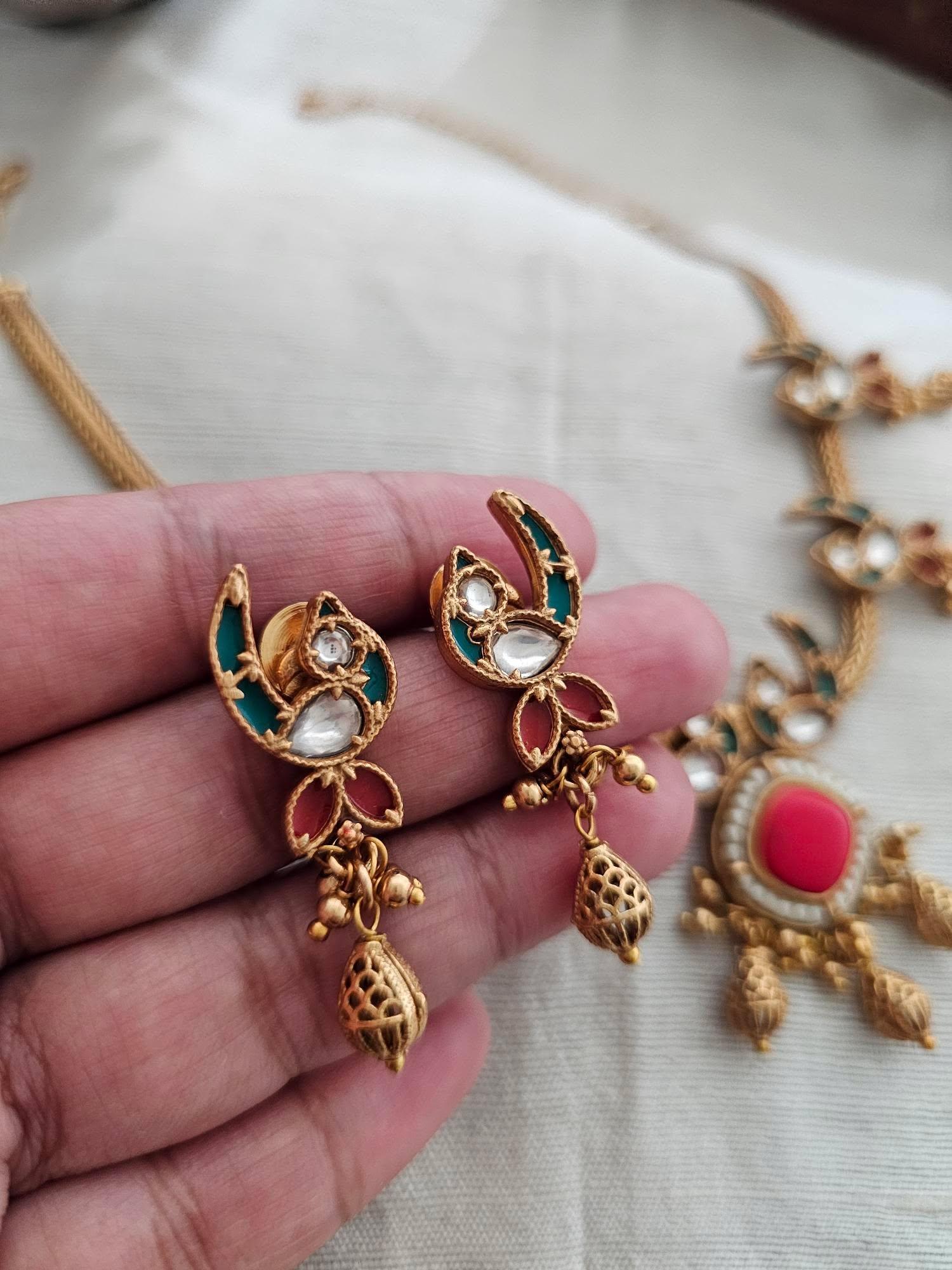 Mora handcrafted necklace with earrings Thumbnail