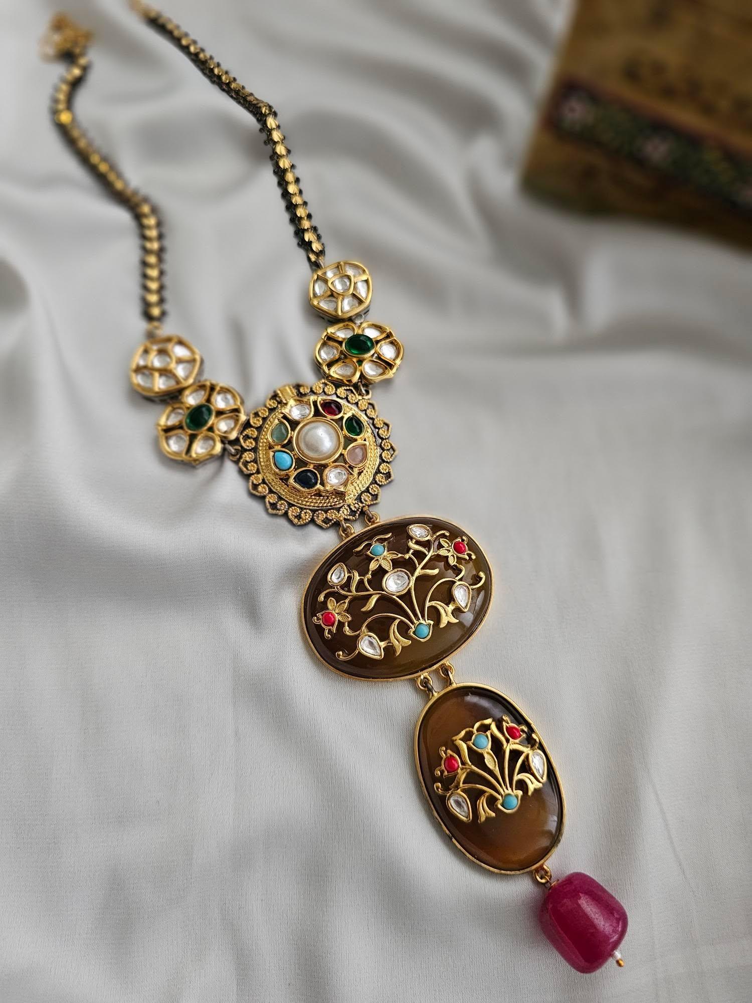 Hafsa quartz long necklace Thumbnail