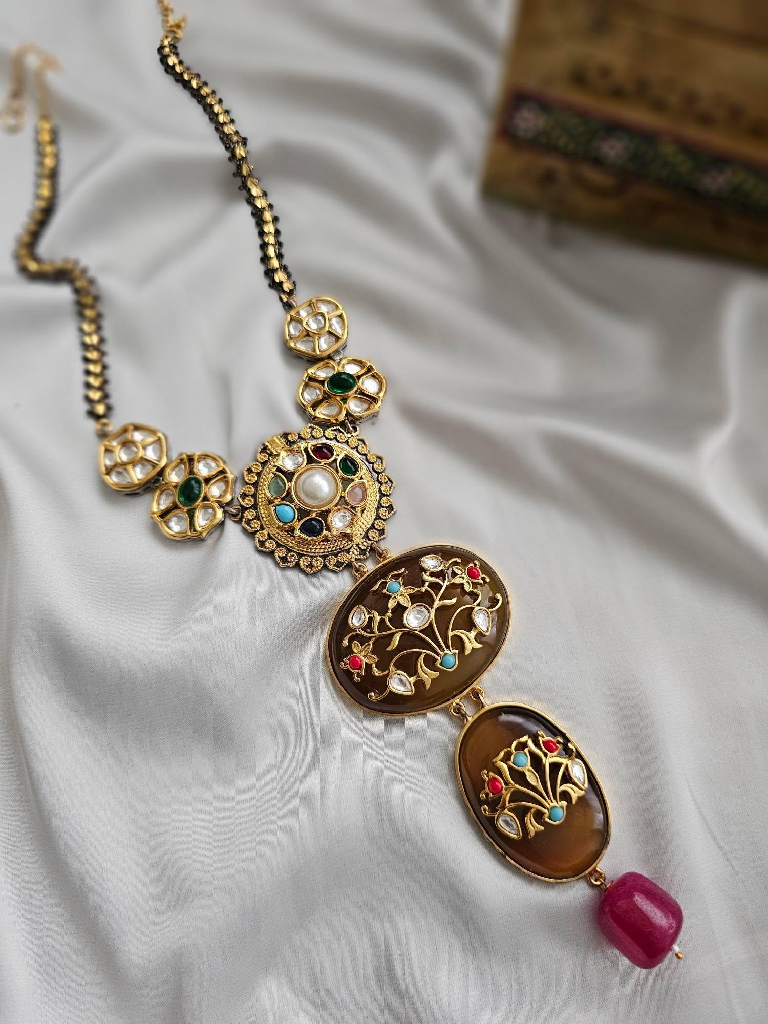 Hafsa quartz long necklace Thumbnail