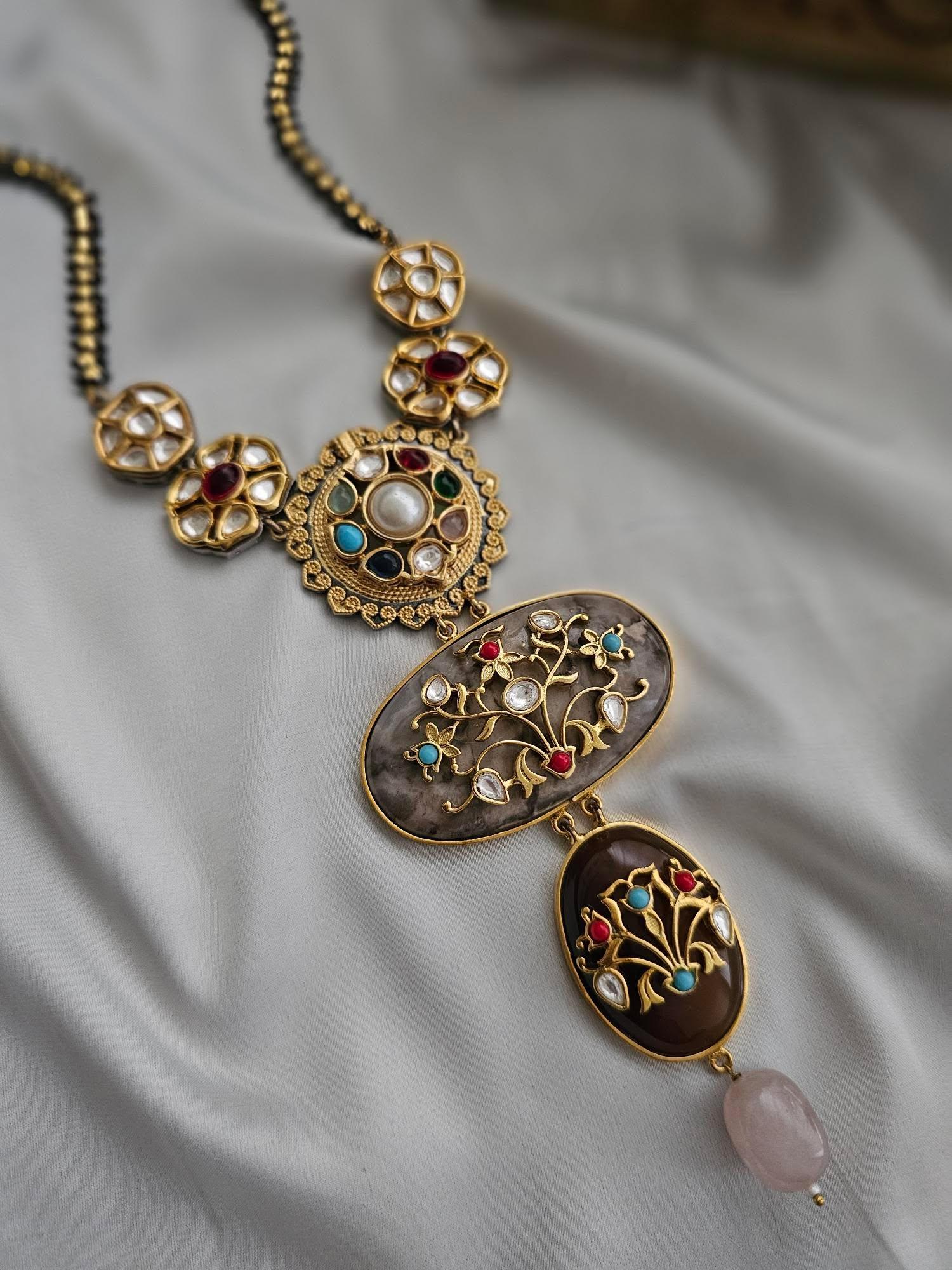 Hafsa quartz long necklace Thumbnail