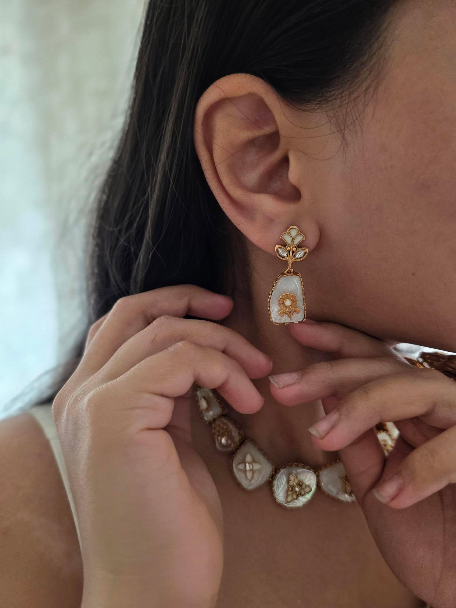 Urja handcrafted quartz necklace Thumbnail