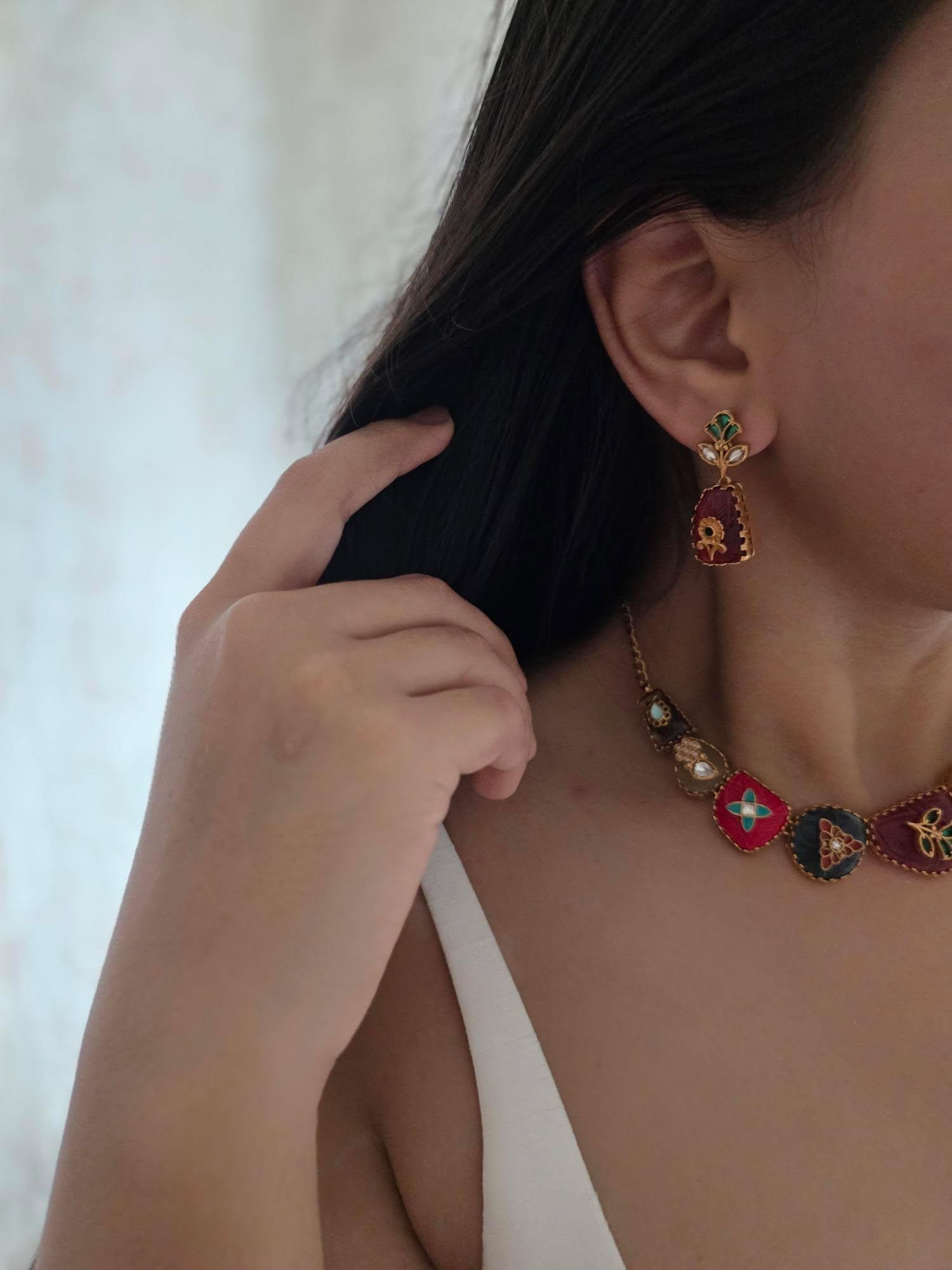 Urja handcrafted quartz necklace Thumbnail